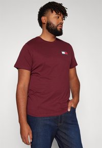 Tommy Jeans SLIM ESSENTIAL FLAG TEE - T-shirts med print - deep rouge