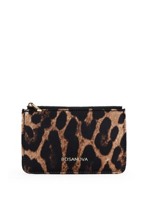 Cartera con estampado de leopardo en tela negra y marrón con cremallera dorada, con el nombre de la marca "BOSANOVA" grabado en el frente.