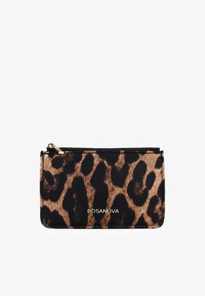Cartera con estampado de leopardo en tela negra y marrón con cremallera dorada, con el nombre de la marca "BOSANOVA" grabado en el frente.