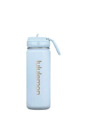 Hellblaue wiederverwendbare Wasserflasche mit Klappdeckel und integriertem Strohhalm, mit vertikalem Branding am Körper.