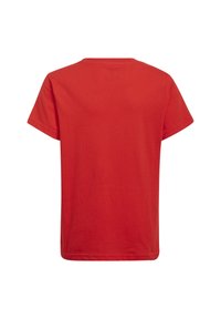 Sarkans kokvilnas T-krekls ar apaļu kakla izgriezumu un īsām piedurknēm. Gluda tekstūra, vienkāršs dizains, bez redzamām logo vai rakstiem.