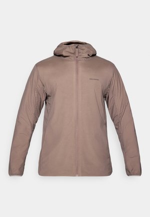 Jaca leve com capuz em tecido taupe suave, apresentando um fecho central e punhos elásticos. Textura lisa com detalhamento mínimo.