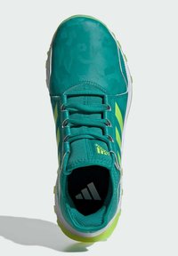 Baskets de sport turquoise au fini brillant, avec des accents verts, trois bandes, une languette rembourrée et une semelle texturée.