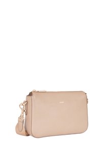 Borsa a tracolla beige in pelle con una superficie liscia, chiusura a zip e logo dorato. Presenta una tracolla staccabile e bordi arrotondati.