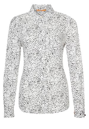 Biała koszula na długi rękaw z nieregularnym czarnym wzorem w kropki i klasycznym kołnierzem.