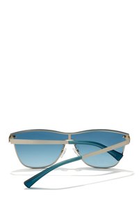 Ochelari de soare cu ramă din metal argintiu, lentile cu gradient albastru și design curbat. Bratele albastre au tampoane pentru nas din silicon transparent pentru confort.