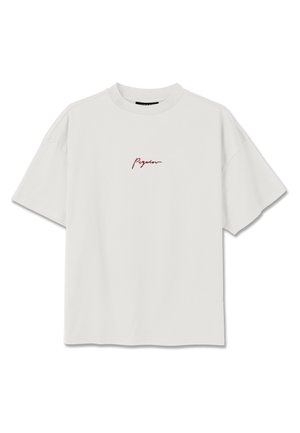 Weißes übergroßes T-Shirt mit kurzen Ärmeln, rundem Ausschnitt und kleinem roten kursiv geschriebenem Text in der Mitte der Brust.