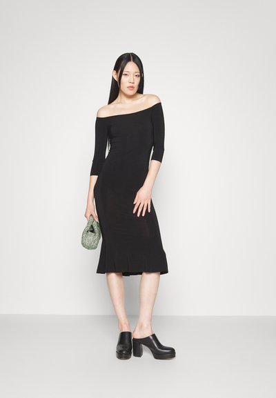 Norma Kamali OFF SHOULDER FISHTAIL DRESS TO MIDCALF - Sukienka koktajlowa