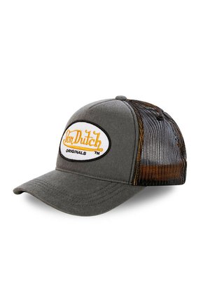 Casquette grise avec un visière incurvée, dotée d'une partie avant en tissu et d'un dos en maille. Patch ovale blanc avec le texte "Von Dutch Originals" en écriture jaune.