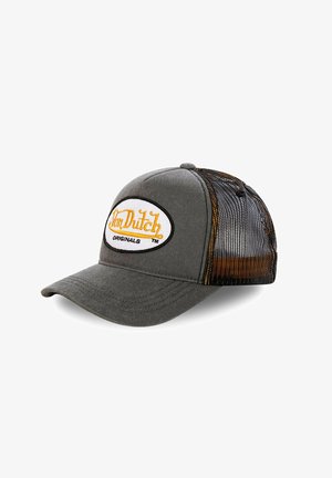 Casquette grise avec un visière incurvée, dotée d'une partie avant en tissu et d'un dos en maille. Patch ovale blanc avec le texte "Von Dutch Originals" en écriture jaune.
