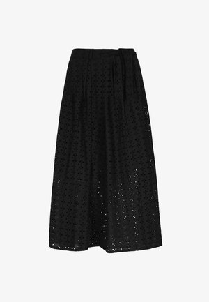 Sort nederdel lavet af letvægtsstof, med indviklede udsnit mønstre, en svajende design og en taljebånd for justerbar pasform.