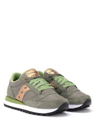 Baskets Saucony Jazz en daim vert olive avec lacets vert clair, accents beige et semelles en caoutchouc noir. Caractérisée par un design classique et un bout rond.