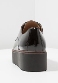 Madden Girl WRITTEN - Cipele s vezicama - black