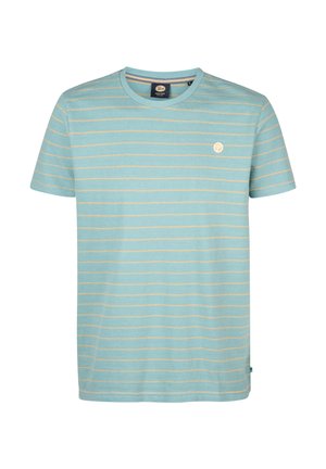 Camiseta de algodón azul claro con rayas blancas horizontales, cuello redondo, mangas cortas y un pequeño logo en el pecho. Textura suave.