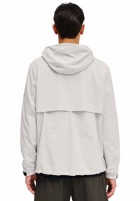 Jasnoszara kurtka z kapturem, z podwójną warstwą, elastycznymi mankietami i luźnym krojem. Gładka tekstura i minimalistyczny styl.
