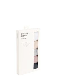 Verpakking van vijf katoenen slipjes in verschillende kleuren: wit, lichtroze, grijs, stofroze en zwart. Minimalistisch verpakkingsontwerp.