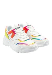 Baskets blanches avec une semelle épaisse présentant des accents multicolores, y compris des rayures roses, orange et arc-en-ciel, ainsi qu'un tissu texturé.