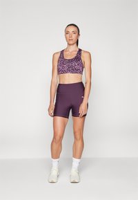 Puma RUN ULTRAFORM 6" TIGHT SHORT W - Leggings - midnight plum
