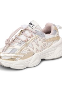 Sneaker bianco con accenti metallici dorati e rosa, pannelli in rete, suola curvata e lacci elastici. Caratterizzata da un prominente logo "W6" sul lato.