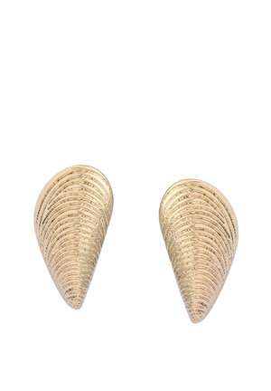 Para kolczyków w złoconym odcieniu w kształcie stożków zwężających się ku górze z poziomymi, teksturowanymi żłobieniami.