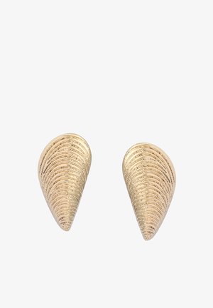 Para kolczyków w złoconym odcieniu w kształcie stożków zwężających się ku górze z poziomymi, teksturowanymi żłobieniami.