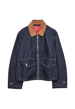 Veste en denim avec un col en velours côtelé marron, deux poches à rabat à l'avant et une fermeture éclair. Couleur bleu foncé avec des accents de couture visibles.