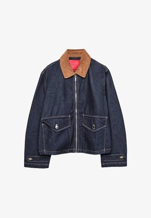 Giacca di jeans con colletto in corduroy marrone, due tasche anteriori con pattina e chiusura con zip. Colore blu scuro con accenti di cuciture visibili.