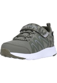 Baskets de sport gris foncé avec un motif camouflage. Tige en mesh léger, bout arrondi, sangle ajustable et semelle blanche avec un profil retenu.