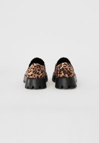 Leopardo rašto slip-on batai su tekstūruotu viršumi, juodomis guminėmis padais ir apvalia nosimi, turinčiais žemą profilį.