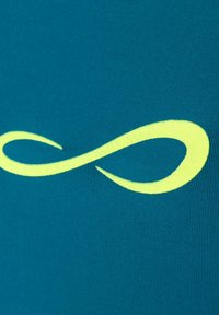 Il tessuto turchese presenta un grande simbolo dell'infinito giallo brillante stampato al centro. Il materiale appare morbido con una texture rigata.