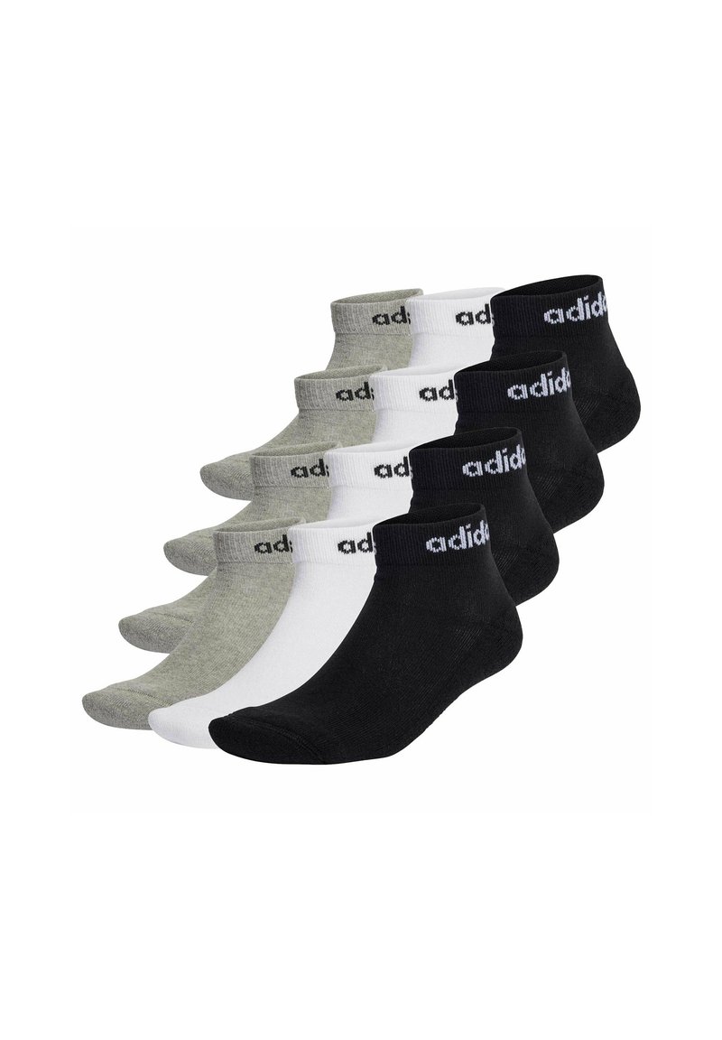 Zestaw trzech par skarpetek do kostek w kolorach czarnym, białym i szarym. Każda para posiada ściśnięty mankiet i szczegóły logo w białym kolorze.