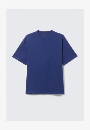 T-shirt en coton bleu marine avec un col rond, des manches courtes et une coupe décontractée. Texture lisse sans motifs ni accents visibles.