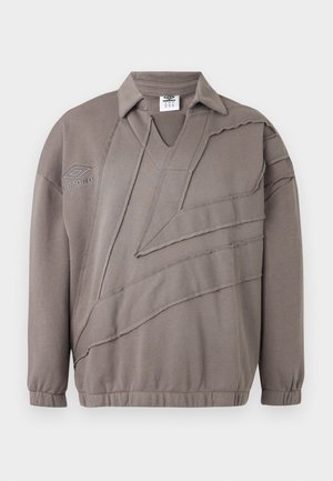 Grijze longsleeve trainingssweater met kraag, elastische manchetten en zoom, gestikte geometrische paneelontwerp, en geborduurd Umbro-logo op de borst.