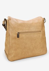 Borsa a spalla in pelle sintetica di colore beige con una texture liscia, forma rettangolare, tasca anteriore con zip e accenti neri lungo i bordi.