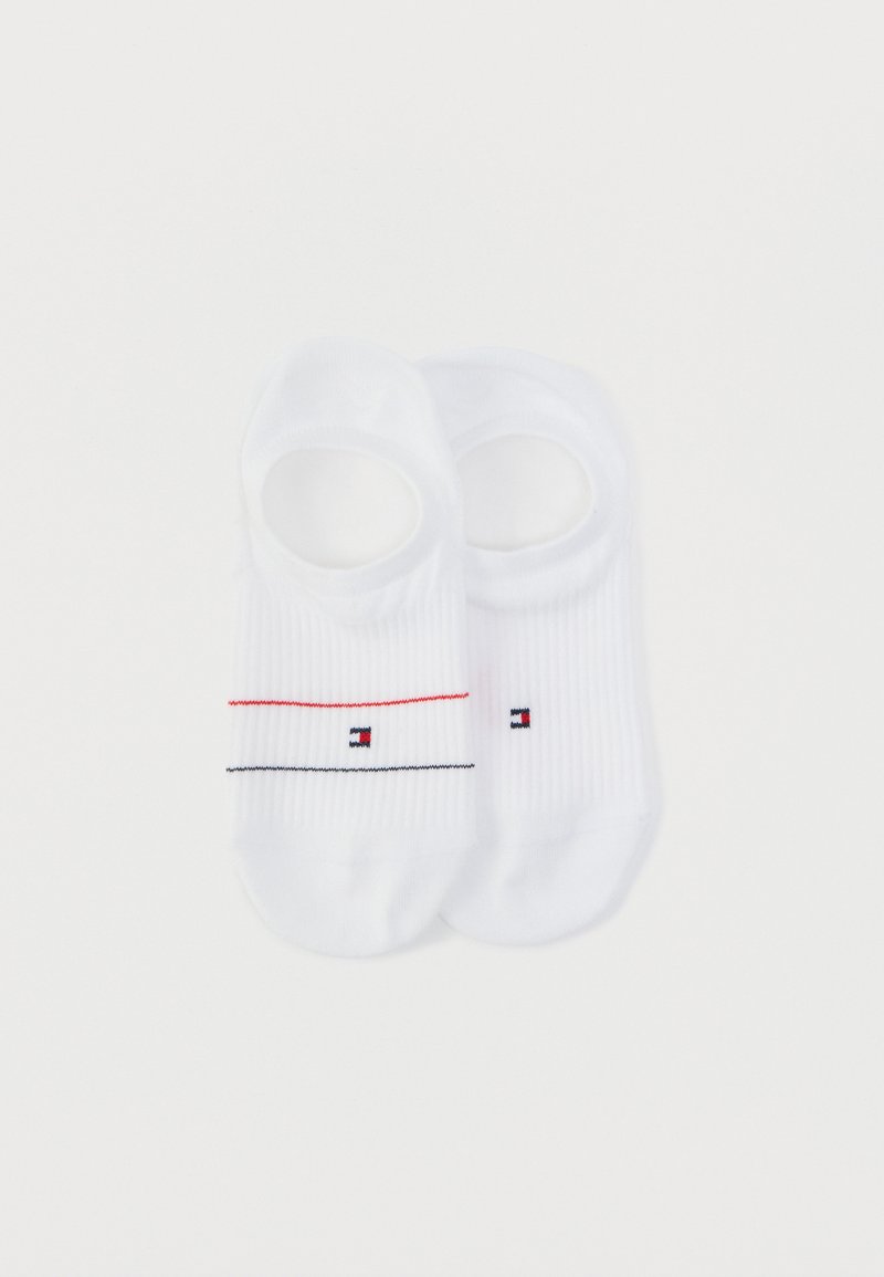 Ζευγάρι λευκών κάλτσων τύπου no-show με μικρές κόκκινες και ναυτικές ρίγες και ένα μικρό κόκκινο, λευκό και μπλε λογότυπο στις ριμπιε μανσέτες.