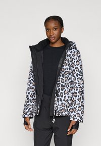 Giacca imbottita con stampa leopardata e interno nero, dotata di cappuccio, tasche laterali e polsini regolabili. Il materiale appare lucido e strutturato.