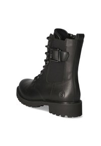Botín de cuero negro hasta el tobillo con suela de goma, cordones en la parte delantera y detalle de hebilla lateral. Textura suave con un diseño resistente y tracción.