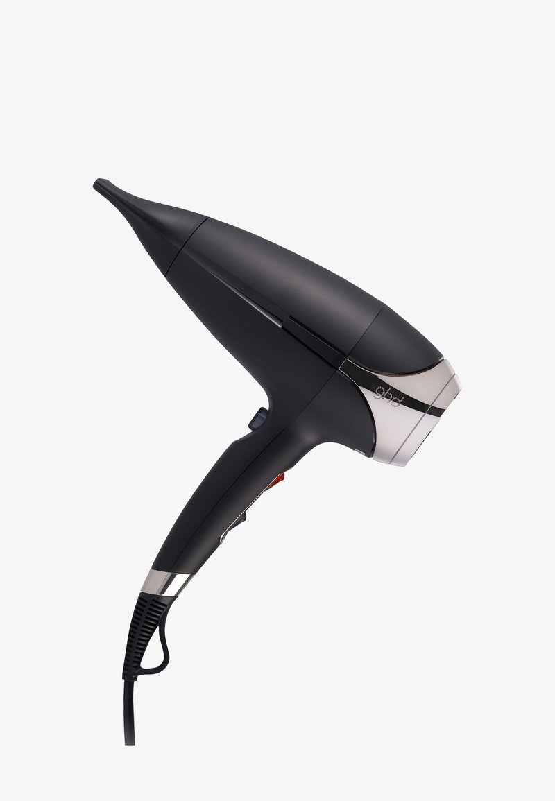 Sèche-cheveux portable noir avec embout pointu, poignée ergonomique, accents argentés et cordon d'alimentation attaché sur fond blanc.