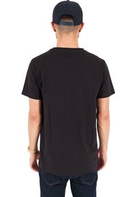 Tricou negru din bumbac, cu mâneci scurte, guler rotund și tiv arcuit. Vederea din spate arată un design simplu, fără modele sau grafice.