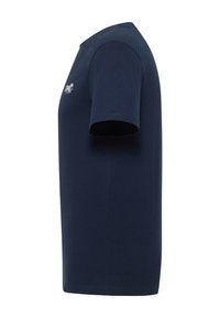 T-shirt bleu marine à manches courtes avec un petit logo blanc de cheval sur la poitrine gauche, présenté de profil sur fond blanc.