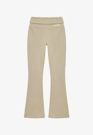 Beežid laiade säärega püksid kõrge vöökohaga ja valge "PEGADOR" logo vöökohal paremal küljel.