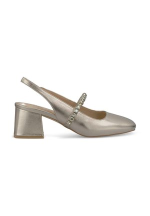 Scarpa con tacco slingback in argento metallico con punta appuntita, tacco a blocco e fascia decorativa in strass sulla tomaia.