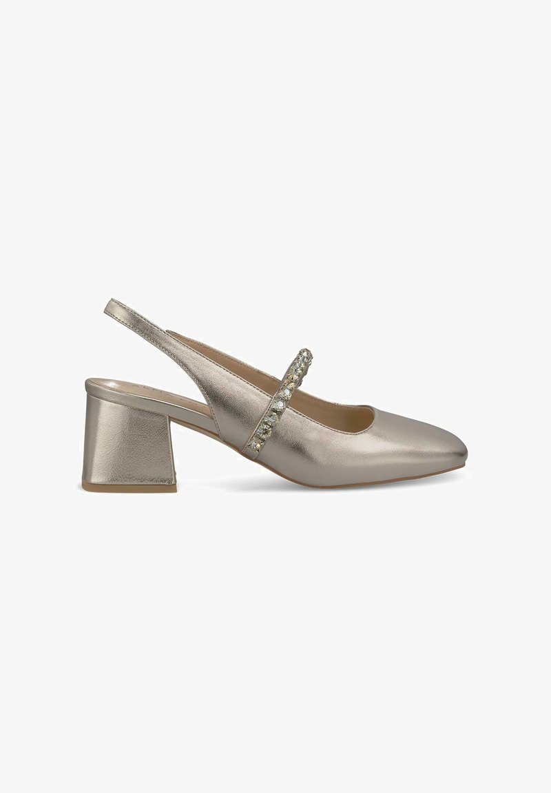 Scarpa con tacco slingback in argento metallico con punta appuntita, tacco a blocco e fascia decorativa in strass sulla tomaia.