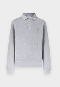 Polo gris clair à manches longues avec trois boutons et petit logo crocodile vert sur la poitrine gauche.