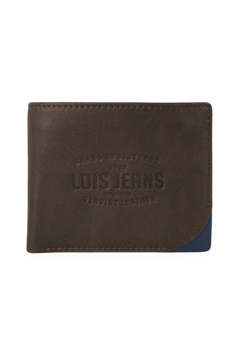 Cartera de cuero marrón con logo en relieve, textura suave, esquina azul en contraste y bordes cosidos. Diseño compacto para tarjetas y efectivo.