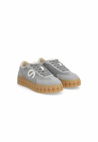 Baskets en daim gris avec une semelle en caoutchouc texturé. Les caractéristiques incluent un bout rond, un design à lacets et un accent logo blanc.