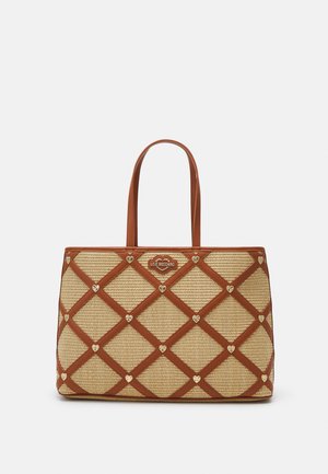 Bolso tote rectangular tejido beige con patrón de diamantes en cuero marrón, tachuelas en forma de corazón doradas, doble asa y placa con el logo "Love Moschino".