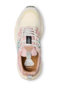 Sneaker z kremową skórzaną cholewką, różowymi i niebieskimi zamszowymi akcentami oraz białymi sznurówkami. Oferuje korkową wkładkę z kwiatowym wzorem.
