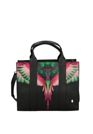 Borsa tote nera con design di ali e piume di coda di uccello colorate in verde e rosa sul pannello frontale, dotata di manici doppi e tracolla laterale.