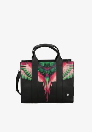 Borsa tote nera con design di ali e piume di coda di uccello colorate in verde e rosa sul pannello frontale, dotata di manici doppi e tracolla laterale.